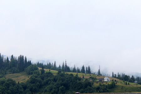 夏日风景与美丽的山脉