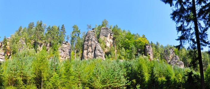 大块的岩石全景