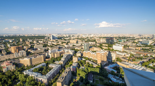 在莫斯科的住宅区。现代高层建筑和城市的街道