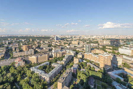 在莫斯科的住宅区。现代高层建筑和城市的街道