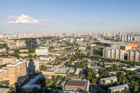 在莫斯科的住宅区。现代高层建筑和城市的街道