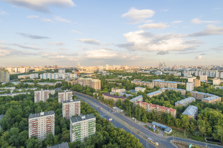 在莫斯科的住宅区。现代高层建筑和城市的街道