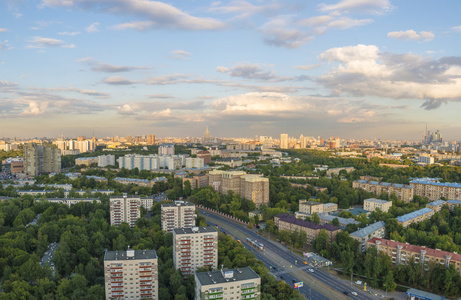 在莫斯科的住宅区。现代高层建筑和城市的街道