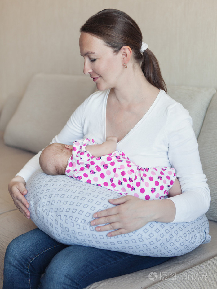 母亲母乳喂养她婴儿