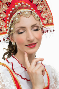 在俄罗斯传统服装   红色的 sarafan 和 kokoshnik 的妖艳的年轻女子肖像