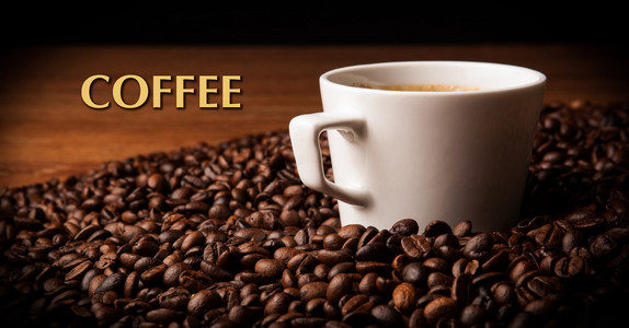 杯黑咖啡和烤的咖啡豆与标题咖啡