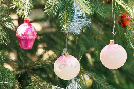 粉红色的球和房子的圣诞装饰