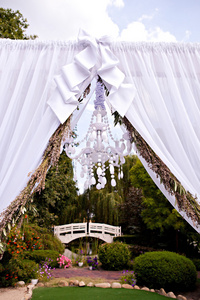 婚礼拱的枝形吊灯和薰衣草