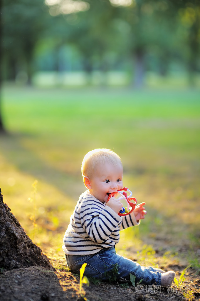 在阳光明媚的公园里的小宝贝男孩