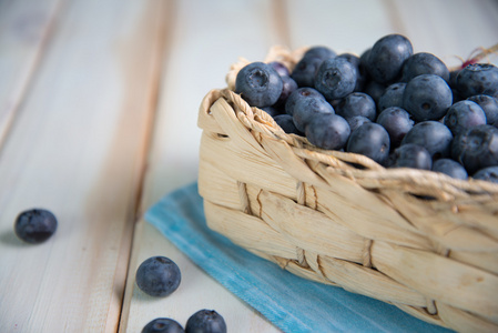 在篮子里的厨房桌子上的新鲜蓝莓