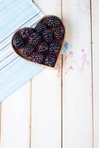 在炉缸形状篮子里的厨房桌子上的新鲜黑莓