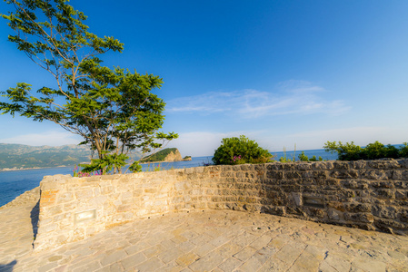 在布德瓦是在沙滩上古代石墙黑山老堡垒