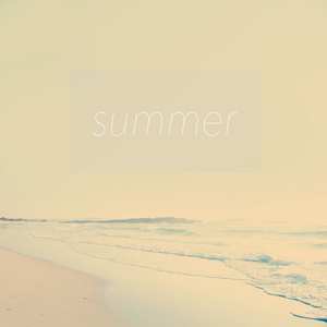夏季海报，有古老的海滩场景，沙滩和海浪，晴空万里