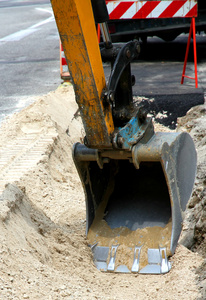 为铺设地下电缆进行道路工程图片