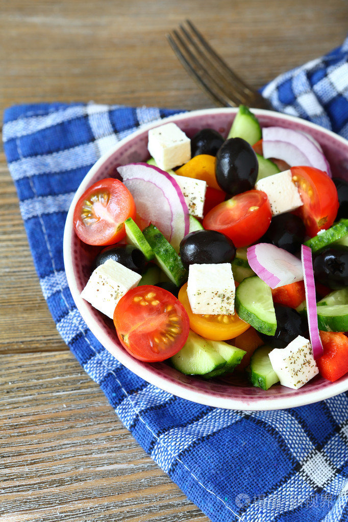 令人垂涎的蔬菜色拉配橄榄和奶酪