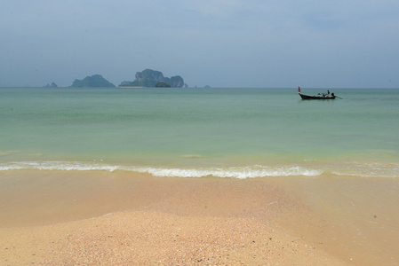 泰国南部安达曼海上Krabi市外奥南附近的RaRayleh海滩。