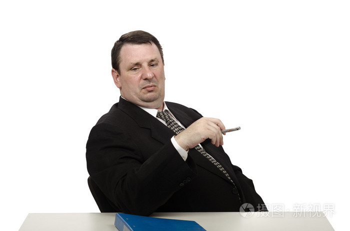 傲慢的面试官盯着求职者的鞋子