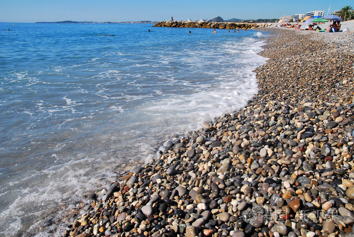 法国南部海岸的鹅卵石海滩