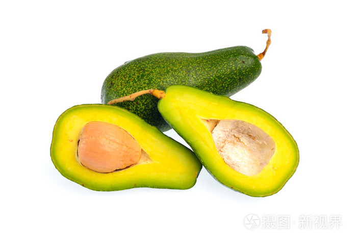 孤立在白色背景上的油梨果实