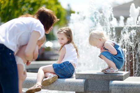 女人和小孩的喷泉