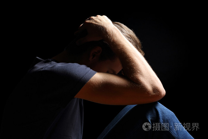 压抑的青少年穿黑衣服的男人