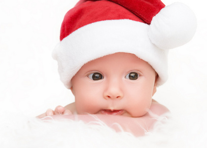 可爱的圣诞帽刚出生的婴儿