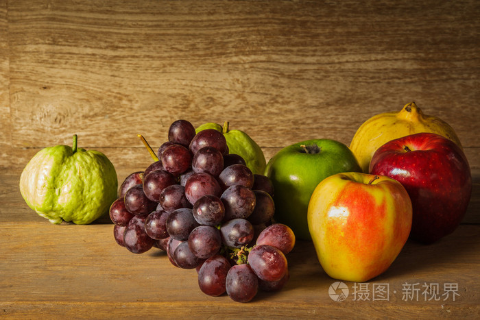 对木材的满满的水果静物