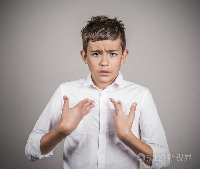 困惑不愉快的男孩问你在跟我说话