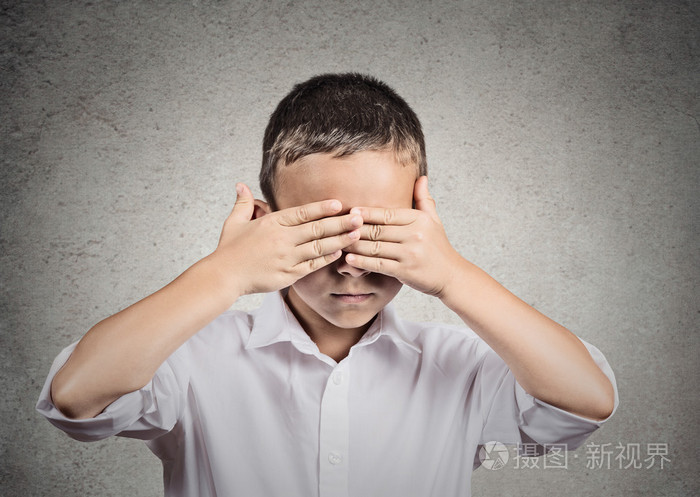 男孩蒙住眼睛与手.听到没有邪恶的概念