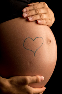 手绘的心，在孕妇的肚子