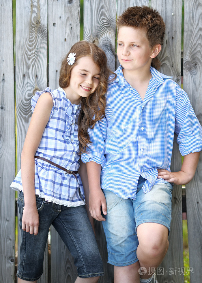 夏季满雏菊的男孩女孩的画像