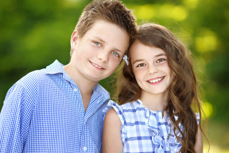 可爱的男孩女孩手玩灰色背景图片十几岁的男孩女孩游池图片男孩女孩