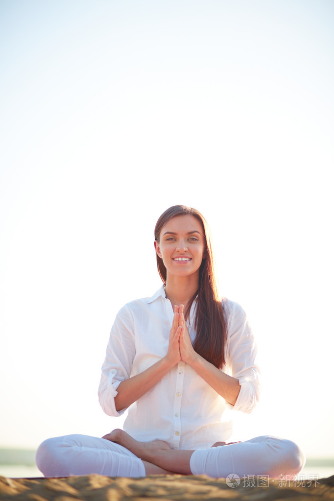 莲花的姿势坐着的女人