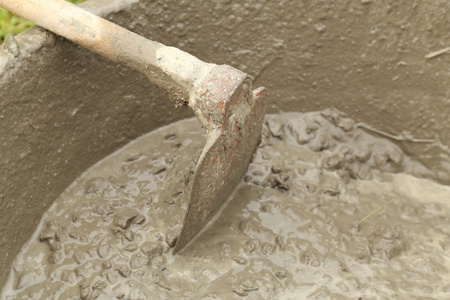 铁锹和湿法水泥施工过程