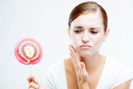 女人在吃甜食后牙痛