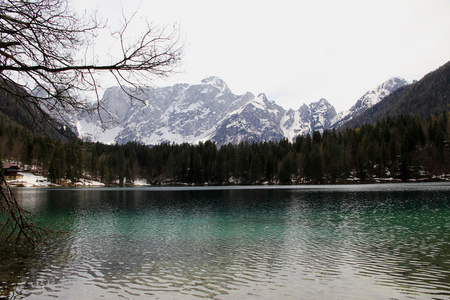 fusine 与背景中白雪皑皑的阿尔卑斯山的湖