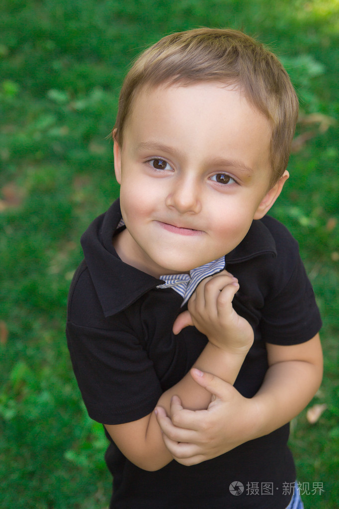 漂亮的小男孩的肖像