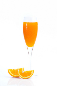 满杯橙汁和白色背景上的橙色水果