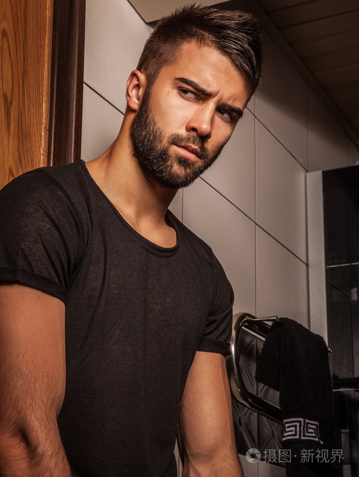 室内有吸引力的男人.特写照片