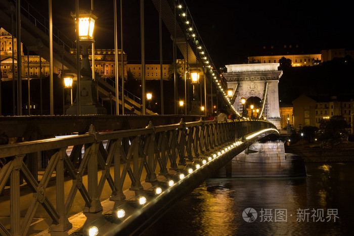 链桥匈牙利首都布达佩斯与旧帕拉夜间照明