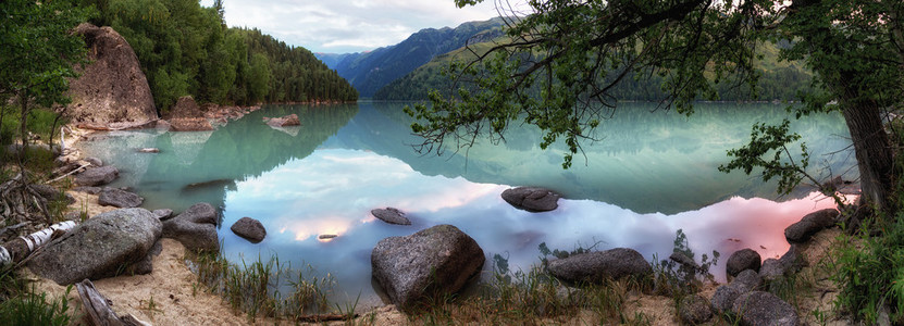 在日落时的 zhasylkol 湖的全景