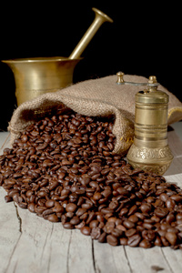 咖啡豆和旧铜杯
