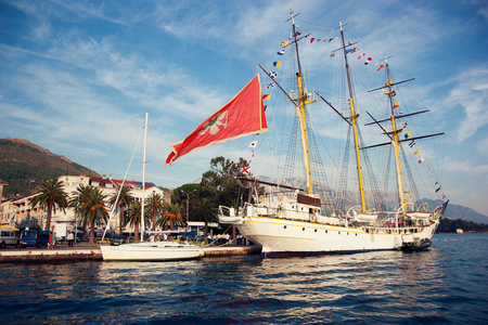 黑山布德瓦湾 perast 湖和山