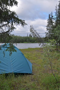 在河边的帐篷