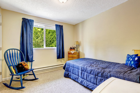明亮的象牙房间，蓝色的窗帘和床上
