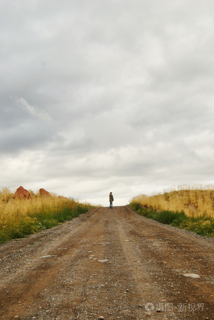 孤独的人站在很远的路上