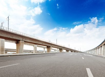 混凝土路面曲线的高架桥在上海图片