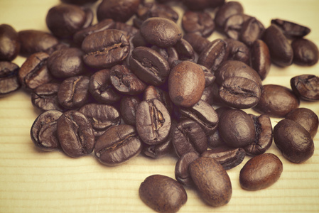 黑色背景上的咖啡豆