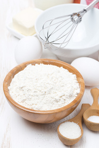 面粉, 盐, 糖和鸡蛋烤薄饼,垂直照片