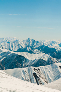 在明亮的冬日雪山山脉